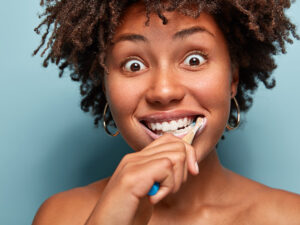 mulher escovando os dentes