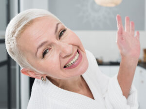 mulher sorrindo após colocar seu implante