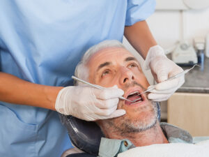 idoso no dentista